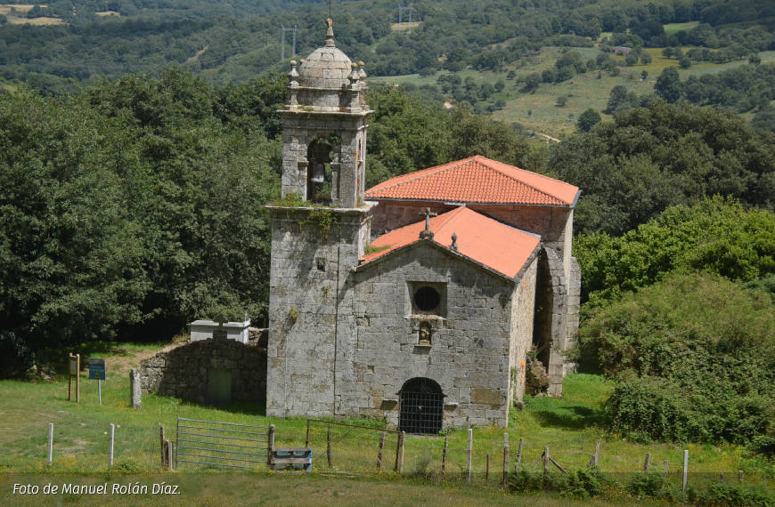 Iglesia de San Xoan de Camba desde el buble corto del PR-G 213 Sendeiro dos Bosques Máxicos de Castro Caldelas