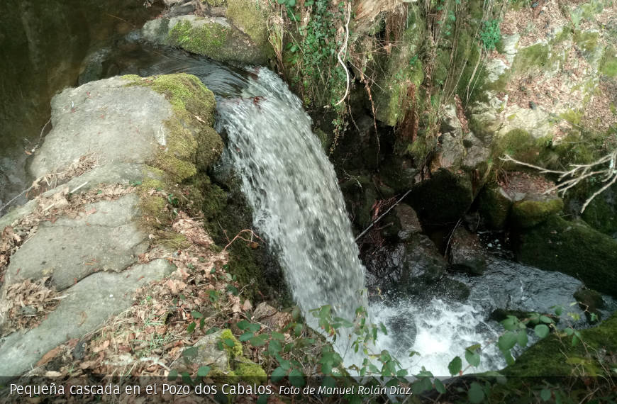Pequeña cascada en el Pozo dos Cabalos, piscina de origen natural en el recorrido del bucle corto del PR-G 213 (Sendeiro dos Bosques Máxicos de Castro Caldelas)