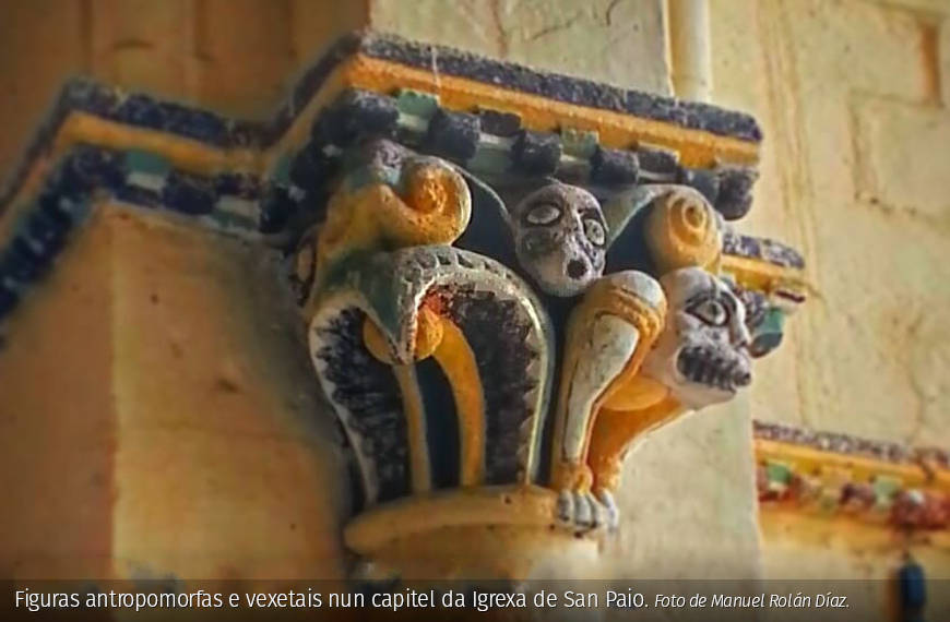 Un dos capiteis policromados con figuras antropomorfas e vexetais da igrexa do Mosteiro de San Paio de Abeleda, no bucle longo do PR-G 213 (Sendeiro dos Bosques Máxicos de Castro Caldelas)