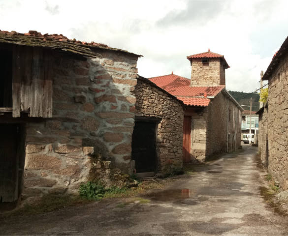 PR-G 213 - LONG LOOP. Street of A Touza, with Ribeira Sacra traditional houses